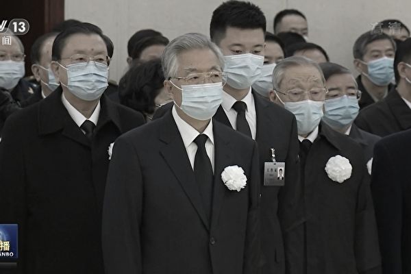 在中共二十大閉幕式上被強行帶離會場的前黨魁胡錦濤，也參加了江澤民的告別式。 翻攝自中國央視新聞