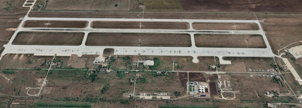 俄羅斯的兩個空軍基地發生爆炸，機場停滿了戰略轟炸機，俄羅斯國防部指控，襲擊是由烏克蘭無人機實施的。 圖：翻攝自推特