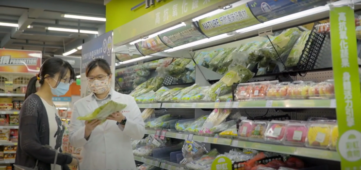 國健署與不同業者合作，讓營養學與飲食正確概念融入食材通路或供餐服務中，讓長輩或照顧者輕鬆地把均衡飲食落實於日常生活。 圖：翻攝自國健署影片—呷營養 「銀」健康-城市篇