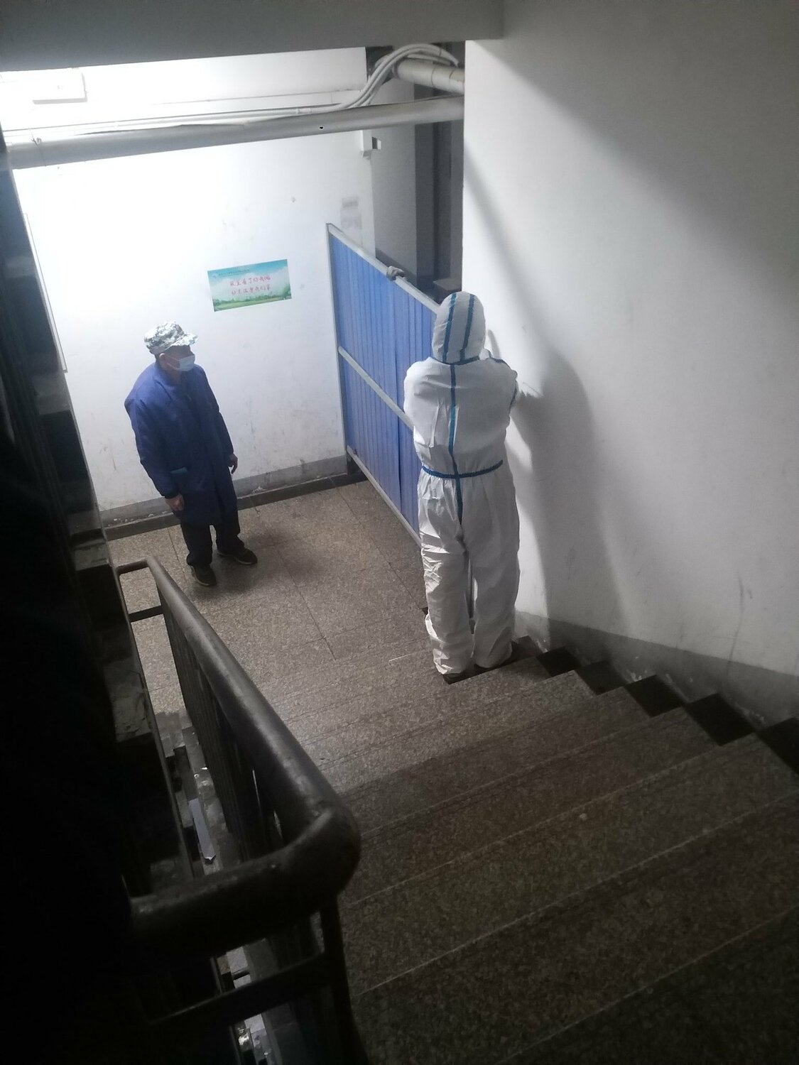 中國封控已走入歷史，圖為網友爆料，武漢工程大學宿舍因核酸檢測結果異常，被封上鐵門。 圖：翻攝自推特（資料照）