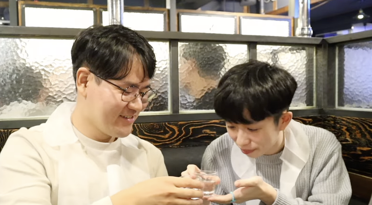 網紅HOOK(右)親飛南韓和脫北者「尚暈」體驗一日生活。 圖：翻攝自HOOK YT頻道