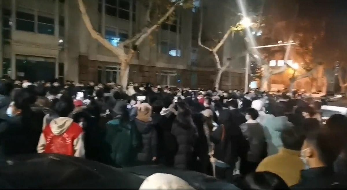 南京工業大學學生，因封校期間發現陽性個案，加上不願意繼續被封控，而爆發抗議 圖:翻是自推特@李老師不是你老師