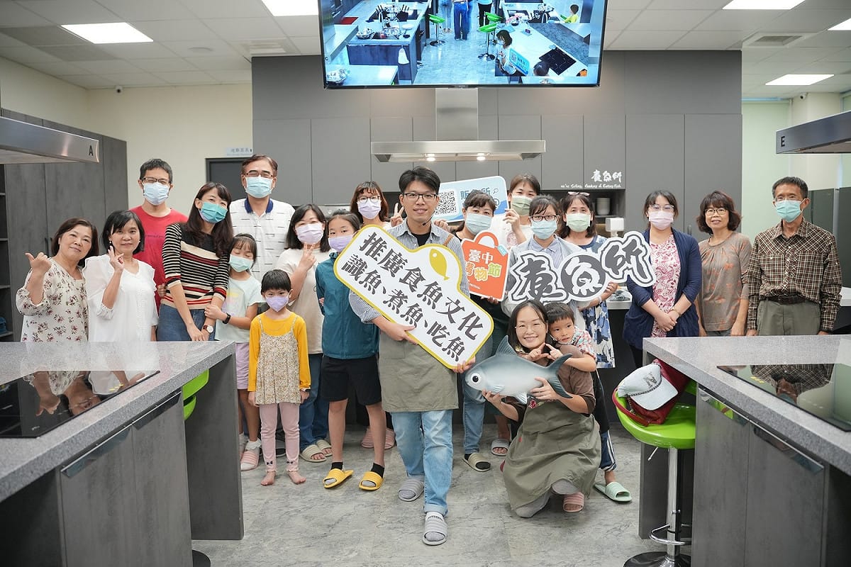 菜單研究所張凱程老師在煑魚所傳授 「簡單料理國產魚」課程。 台中魚市場/提供