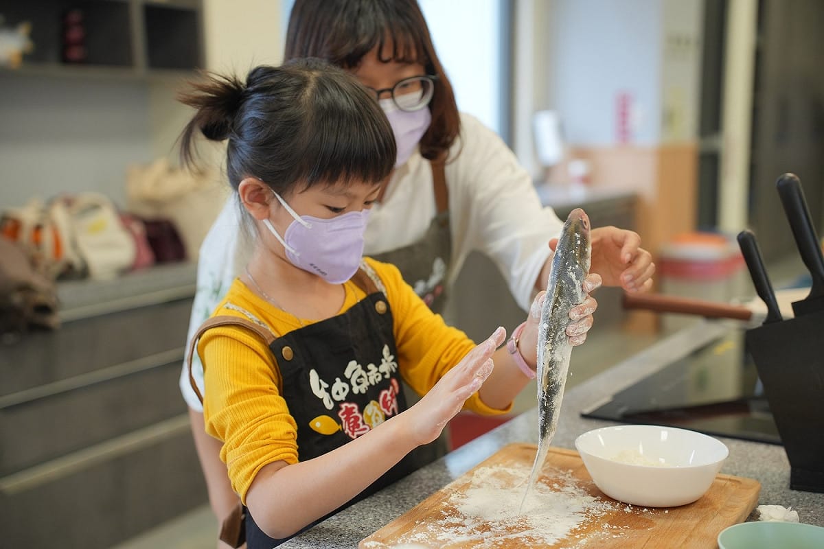 小朋友學習食魚教育。  台中魚市場/提供