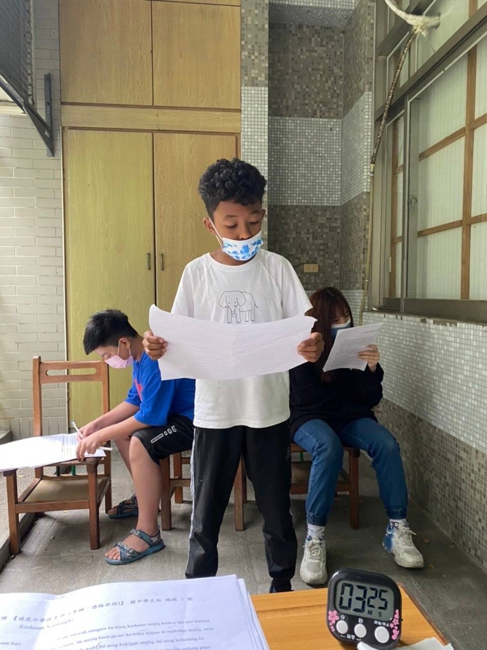 艾丹尼於集訓時努力練習朗讀。 圖：新北市教育局提供