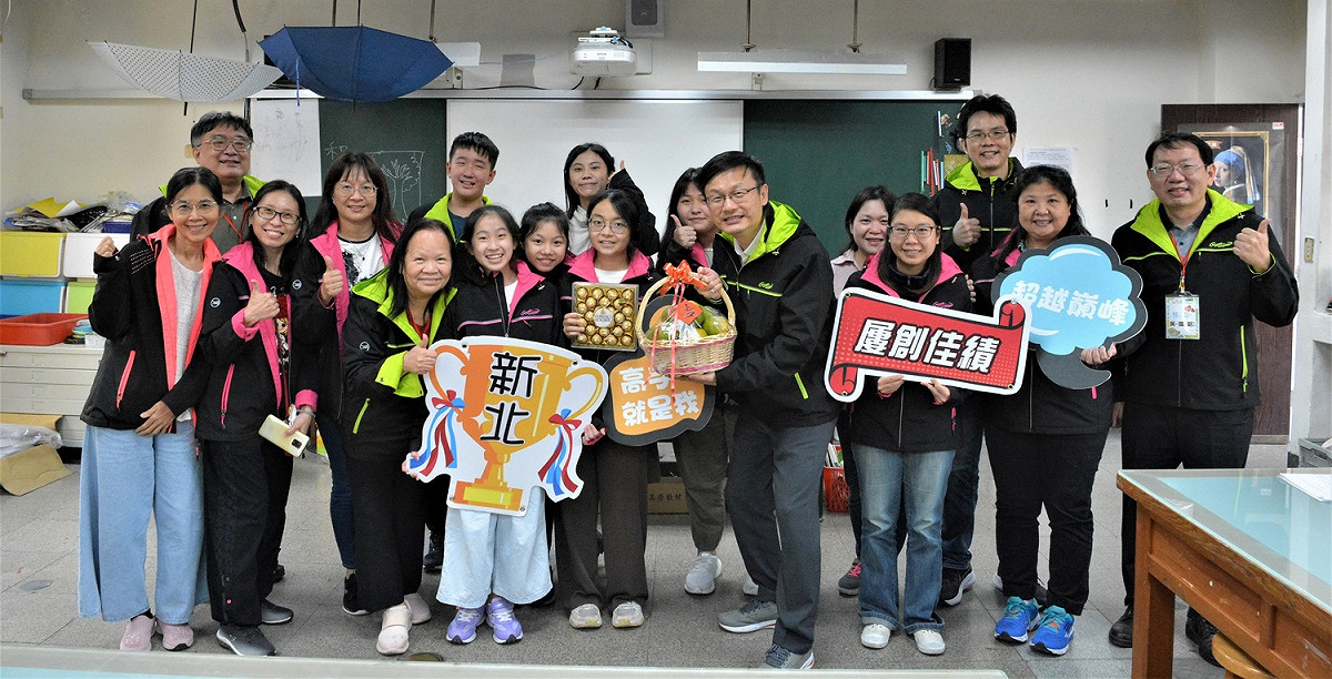教育局長張明文於競賽前致贈水果籃，為新北市代表隊加油打氣。 圖：新北市教育局提供