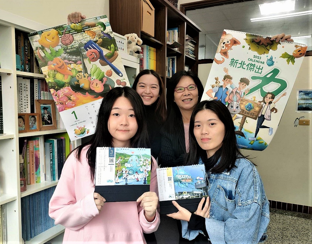 2023「新北傑出力」環保月曆出爐，輔仁大學應用美術系教授方彩欣（第二排右）擔任顧問，帶領應用美術系學生鄭甯方（第二排左）、林秋彤（第一排右）及汪靖璇（第一排左）創作設計。 圖：新北市環保局提供