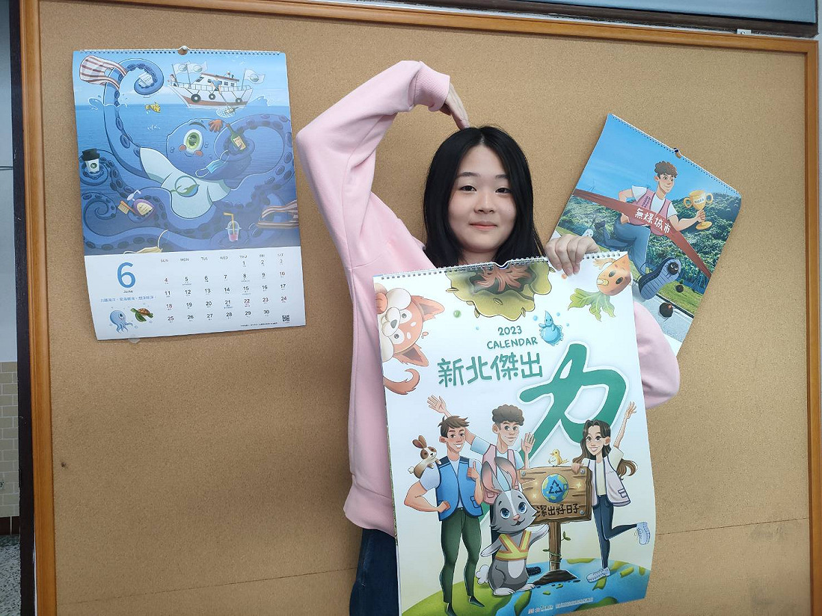 汪靖璇表示，對於最後創作出來的成果相當滿意，最喜歡3月的水質檢驗，因為幾位檢驗科人員一起為河怪做健康檢查的畫面很可愛。 圖：新北市環保局提供