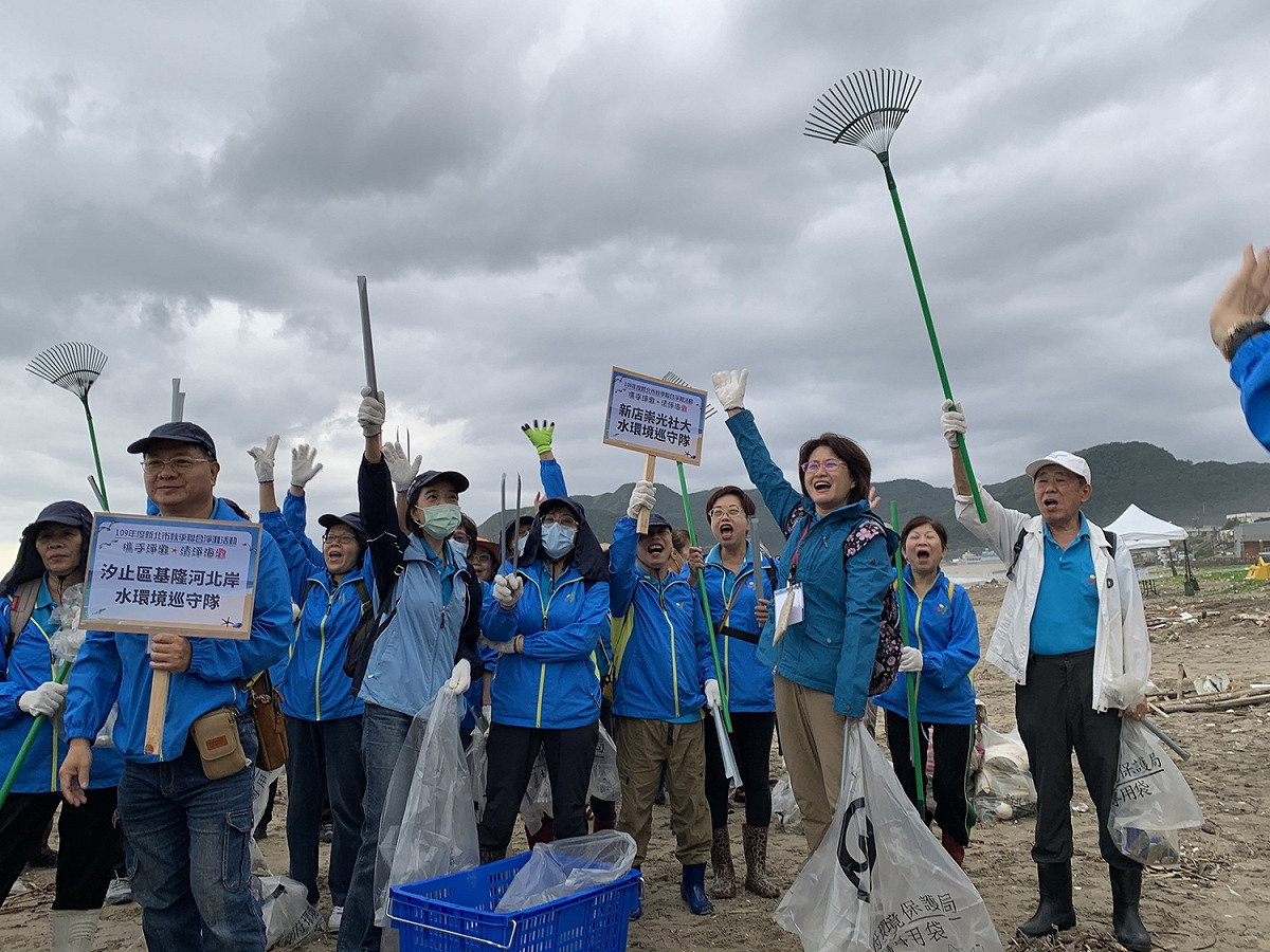 江紫茵帶領崇光社大水巡隊參加新北市聯合淨灘活動。 圖：新北市環保局提供