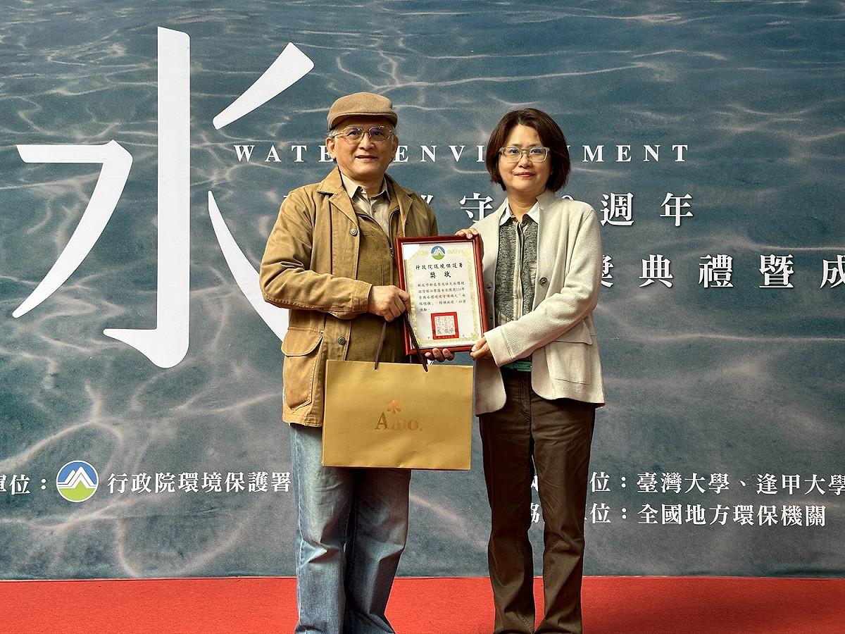 新店崇光社區大學主任秘書的江紫（右）榮獲行政院環境保護署頒發110年度「女性環保楷模」。（由環保署前處長呂鴻光（左）頒獎） 圖：新北市環保局提供