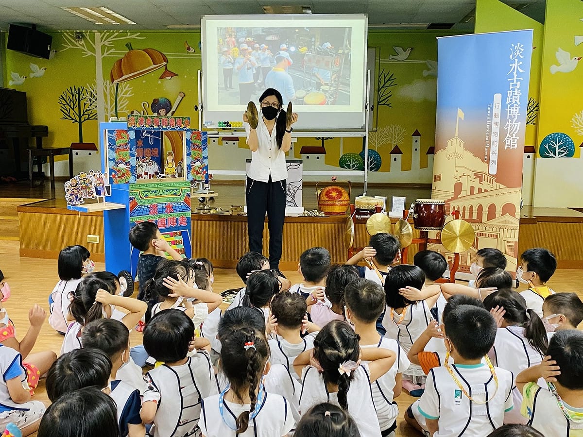 淡古的行動博物館主動出擊至托老、日照、失智、幼兒園等地解說，希望增進更多族群參與博物館的機會，打造全齡的終身學習場域。 圖：淡水古蹟博物館提供