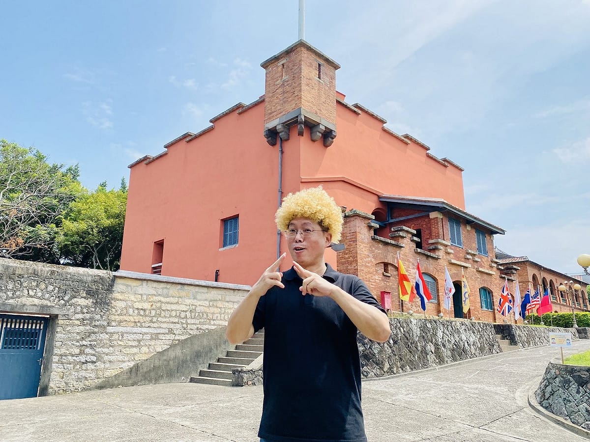 淡古與神級手語翻譯員李振輝合作拍攝台灣手語和華語的雙語影片，提升文化平權的服務。 圖：淡水古蹟博物館提供