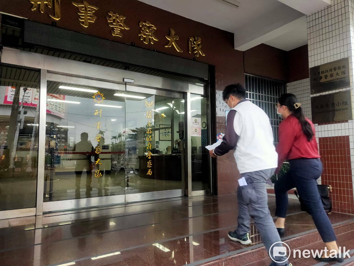 黃瀛仕(左)由律師陪同赴屏東縣刑大說明。 圖：孫家銘攝