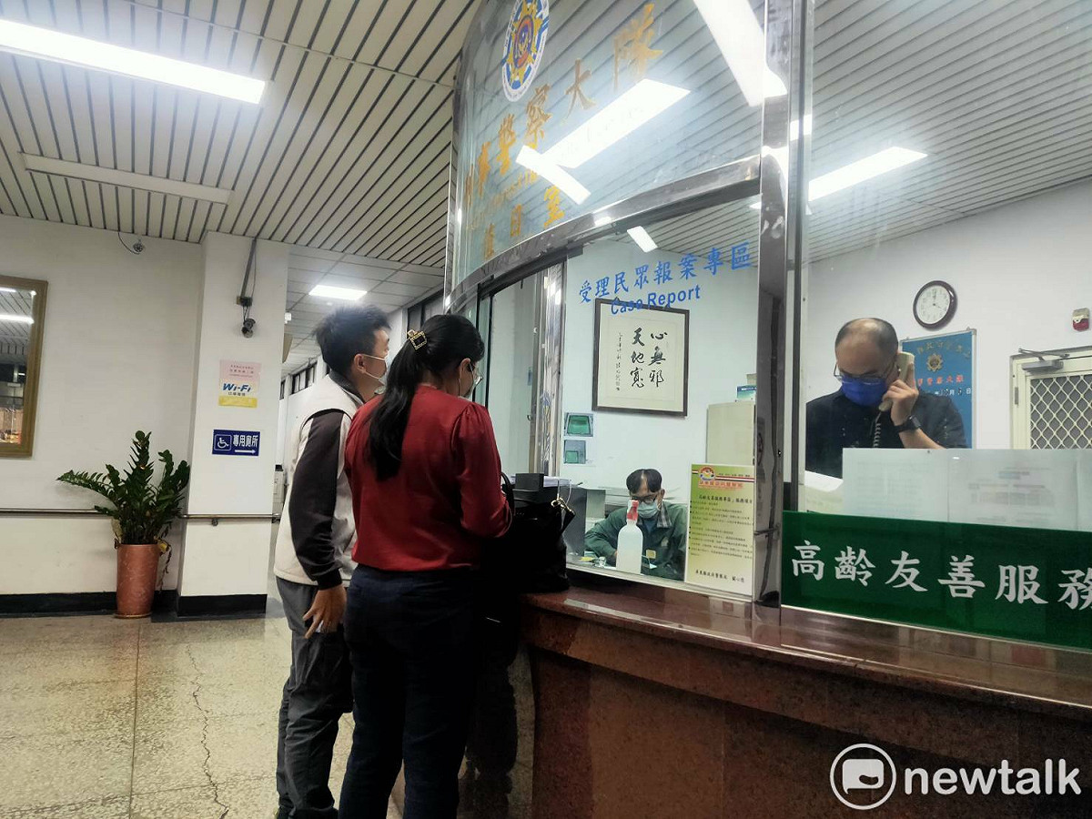 黃瀛仕(左)由律師陪同赴屏東縣刑大報到。 圖：孫家銘攝