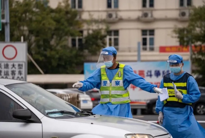 中國警察封路攔車，對駕駛進行核酸檢測。 圖 : 翻攝自騰訊網