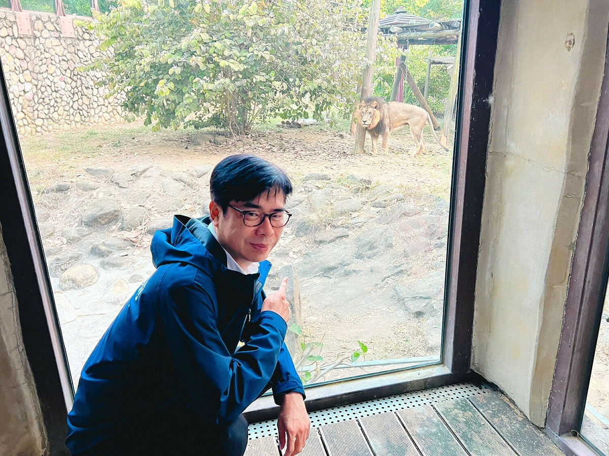 陳其邁與萬獸之王同框。 圖：高雄市觀光局提供