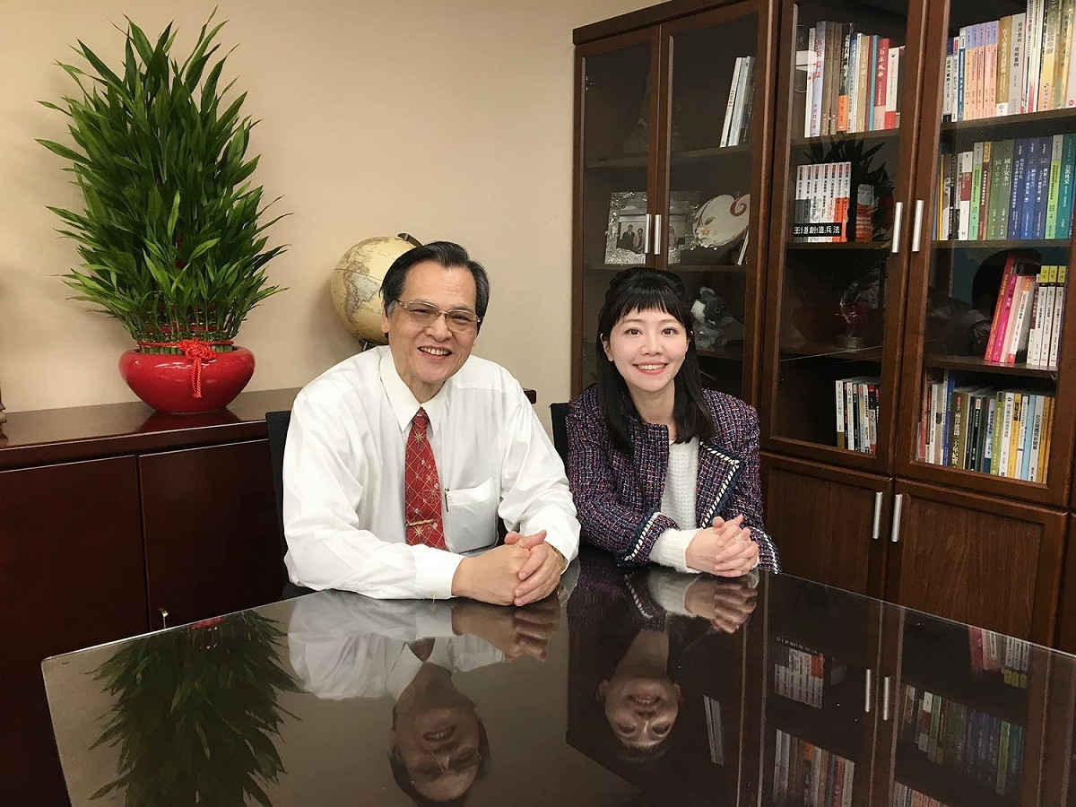 高嘉瑜晚間貼出一張與陳明通的合照，並向陳明通道歉。 圖：高嘉瑜辦公室提供
