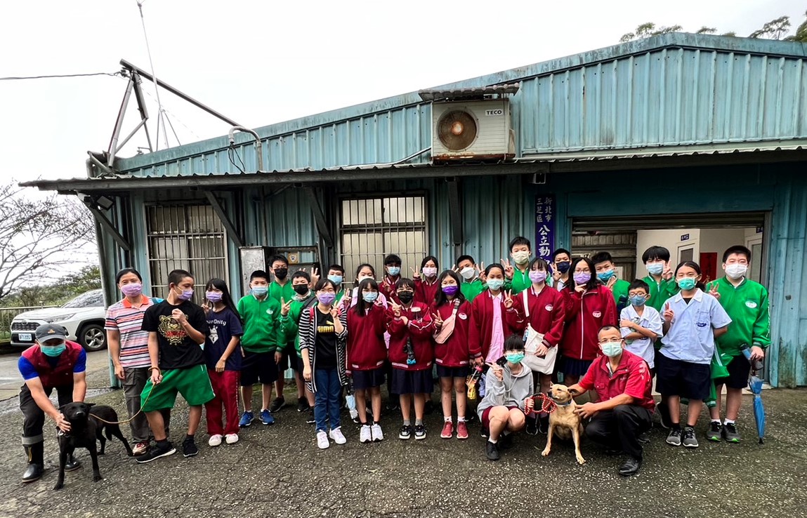 師生參訪動物之家開心大合照。 圖：新北市動保處提供