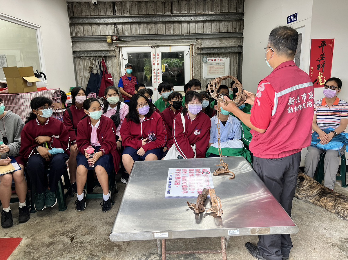 獸醫師謝弘斌宣導動物保護法禁用捕獸鋏。 圖：新北市動保處提供