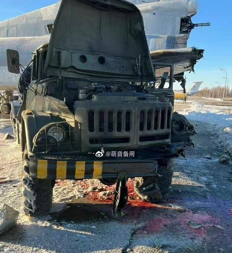 俄國軍方公布的戰機尾翼遭炸照片。 圖 : 翻攝自萌音備用