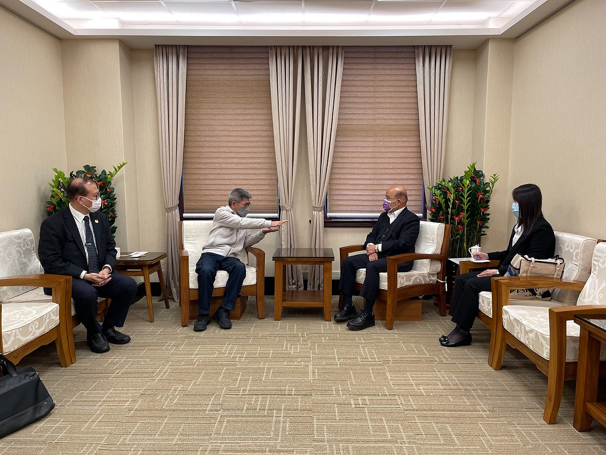 行政院長蘇貞昌今（7）早召集會議，裁示澎湖軍公教離島加給基本數額調高與金門、馬祖同等級，澎湖各級離島全部提升為9,790元，並於明年5月1日實施。 圖：擷自楊曜臉書