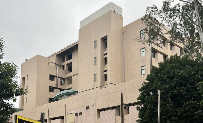 原PO經過醫院時發現，在建築物中央竟有一條超粗的溜滑梯從左邊連接至右邊。 圖／翻攝自臉書社團「路上觀察學院」