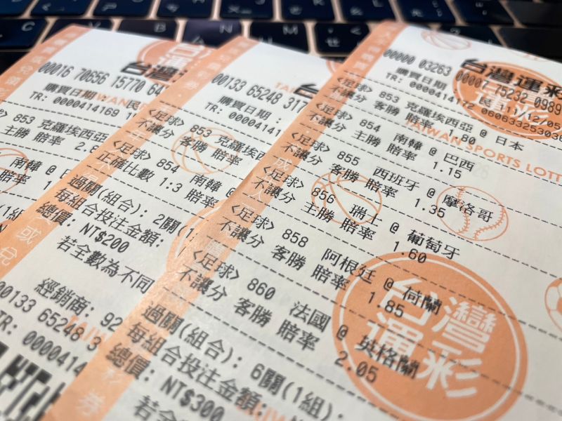 2022卡達世界盃掀起運彩風潮，台灣雖然未參戰，但場外運彩熱潮不減。台灣運彩透露，有消費者只花200元玩比分串關，精準命中比數，順利抱回112萬元獎金。 示意圖／記者張嘉哲攝