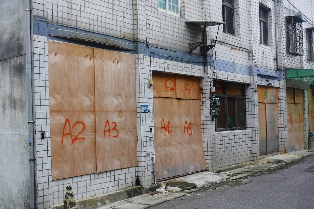 配合航空城徵收計畫，桃園市大園區竹圍里多數民眾已搬家，房屋外被釘上木板。 圖：翻攝自我是竹圍人社團