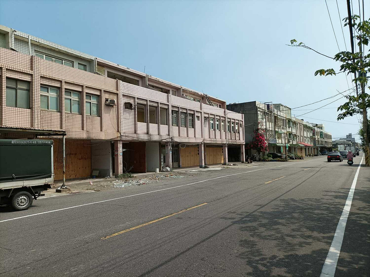配合航空城徵收計畫，桃園市大園區竹圍里多數民眾已搬家，房屋外被釘上木板。 圖：翻攝自我是竹圍人社團
