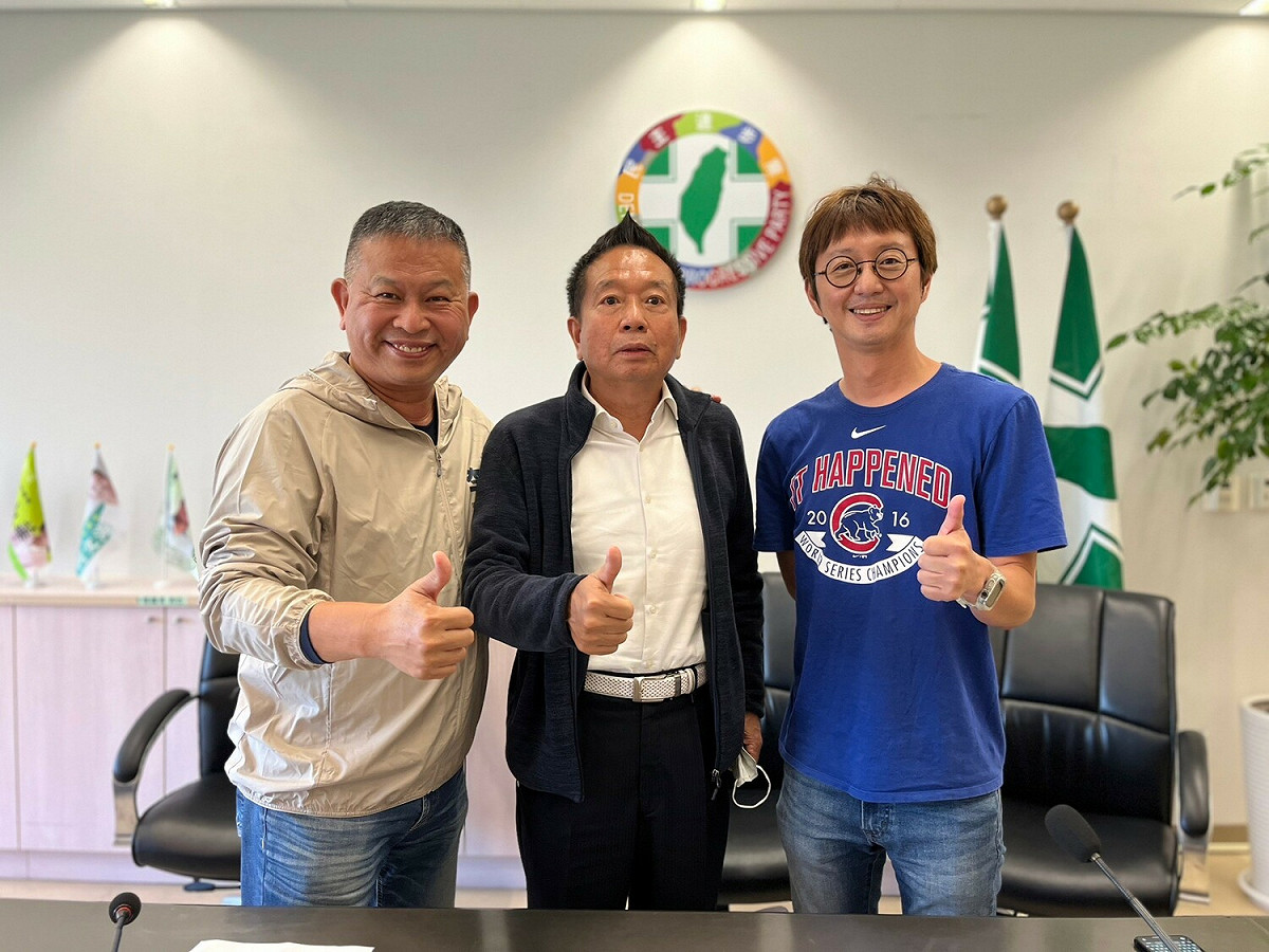 何文海（中）獲選為民進黨台中市議會黨團新任總召。 民進黨團/提供