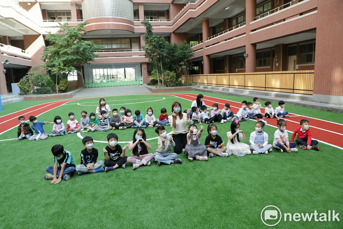 台南市接連有2所新設的非營利幼兒園開幕，提供2-5歲幼童就讀，一所是南科園區內的「聯苑員工子女非營利幼兒園」，可招收212位幼生；另一所則是安南區的「台南市中信員工子女非營利幼兒園」，可招收108名幼生。 圖：台南市政府提供