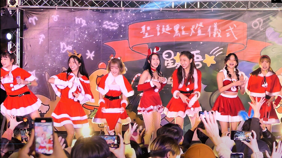 醒吾科大Young Young女團以聖誕舞曲開場，現場同學們全面失控，尖叫歡呼聲不絕於耳。 圖：吾限熊報社黃宇慶攝
