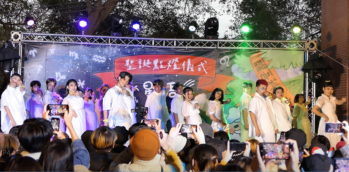 醒吾科大表藝系十二星座同學開場舞表演，曼妙舞姿魅力四射吸引全場目光。 圖：吾限熊報社曾昱誠攝