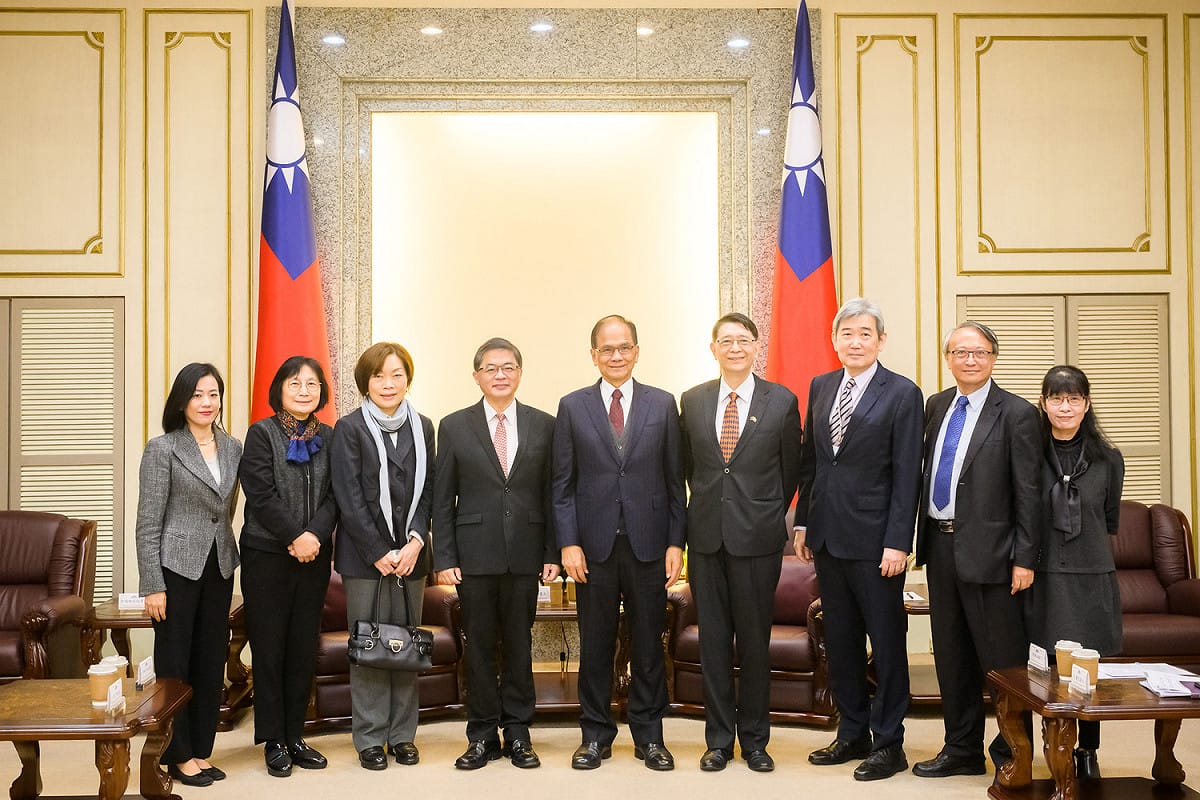 行政院秘書長李孟諺日前率公平交易委員會被提名人辛志中(右二)、顏雅倫(左一)及李師榮(右三)等人，拜會立法院長游錫堃。 圖：游錫堃辦公室提供(資料照)