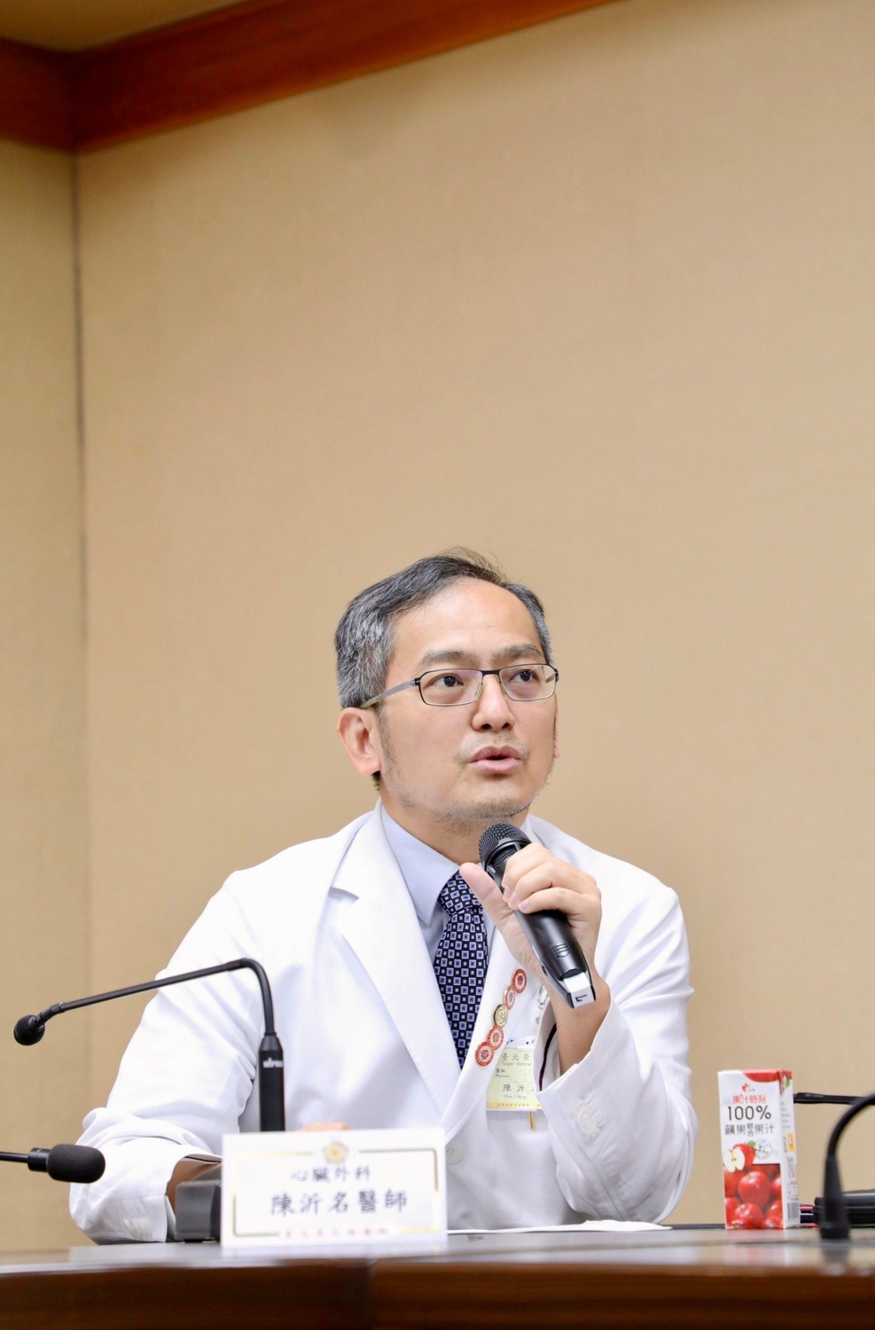 陳沂名醫師說明免開胸經皮式心室輔助器成功搶救急性心衰竭案例。 圖：台北榮總/提供