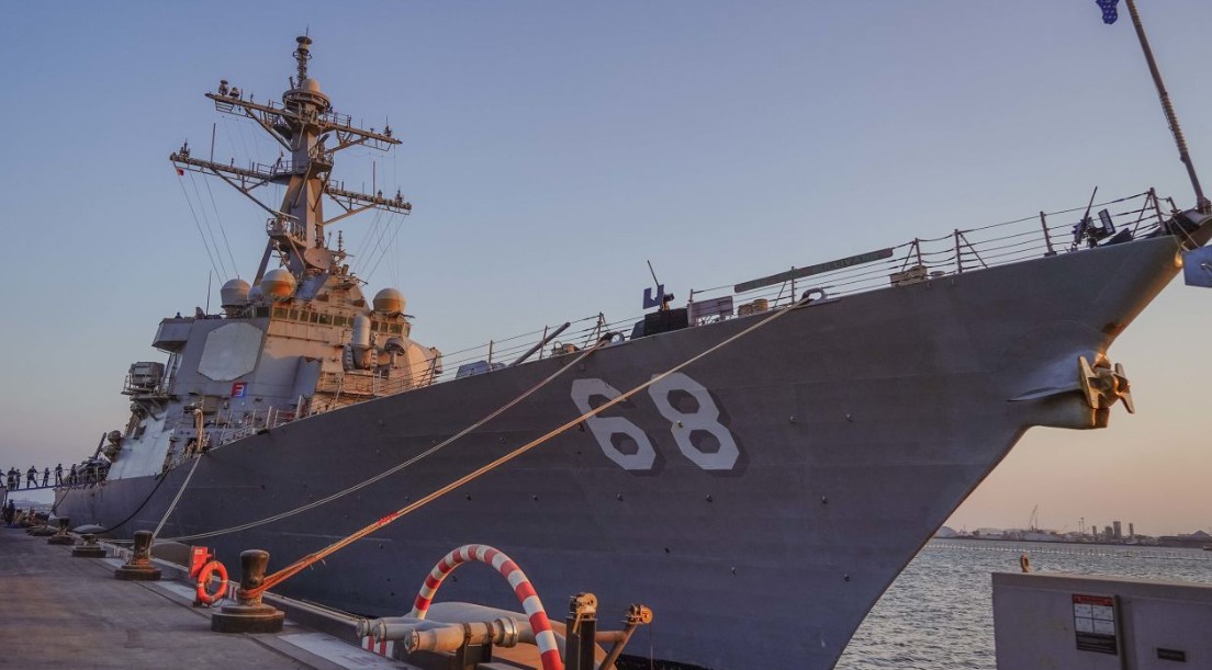 巴林麥納麥（2022 年 11 月 20 日）蘇利文號導彈驅逐艦（DDG 68）於 11 月 20 日駛入巴林麥納麥。蘇利文號部署到美國第 5 艦隊地區有助於確保中東地區海上安全與穩定的行動。 圖:翻攝自US NAVY