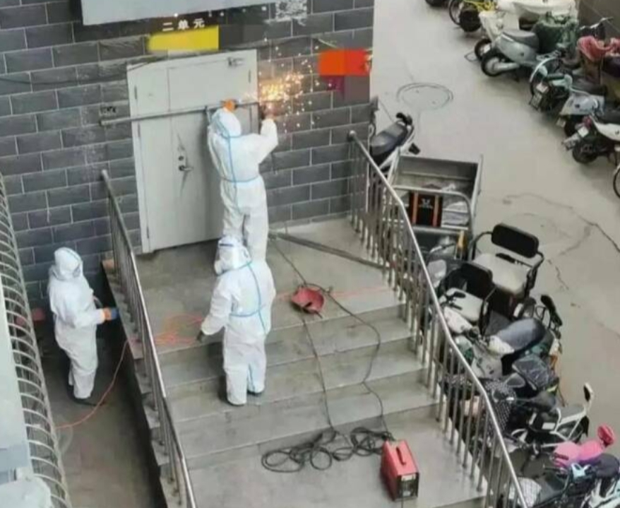 中國今 ( 7 ) 日頒布的新十條，明確規範大白不准再銲死、封門，堵死民眾的逃生之路。  圖 : 翻攝自推特