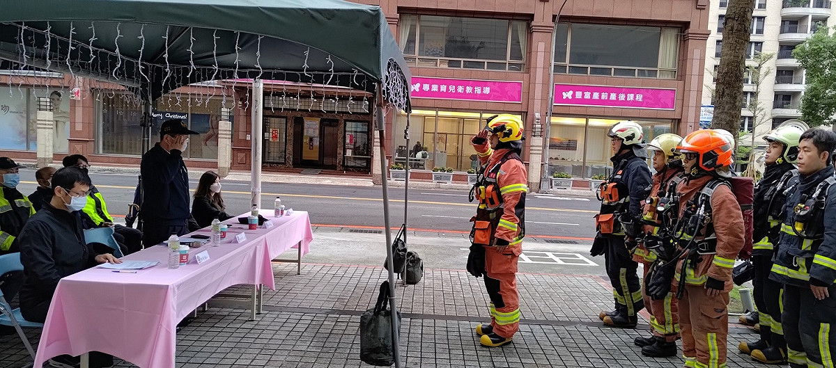 消防局結合業者加強自主應變能量，維護民眾安全購物及娛樂環境。 圖：新北市消防局提供