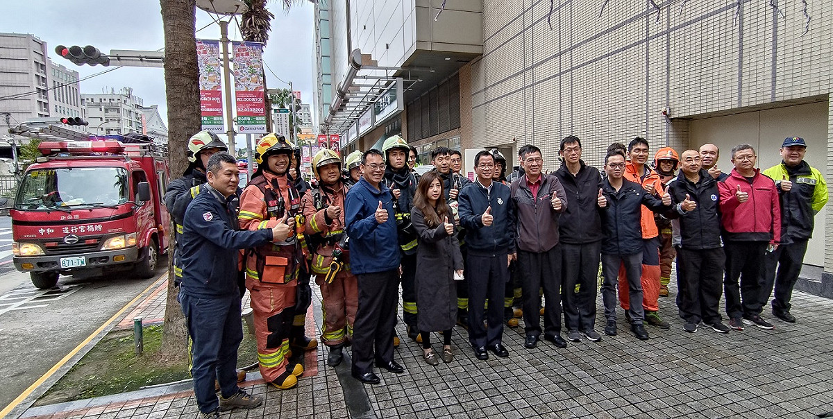 此次演練由消防局副局長陳崇岳主持，演練模擬環球購物中心地下停車場發生火警。 圖：新北市消防局提供