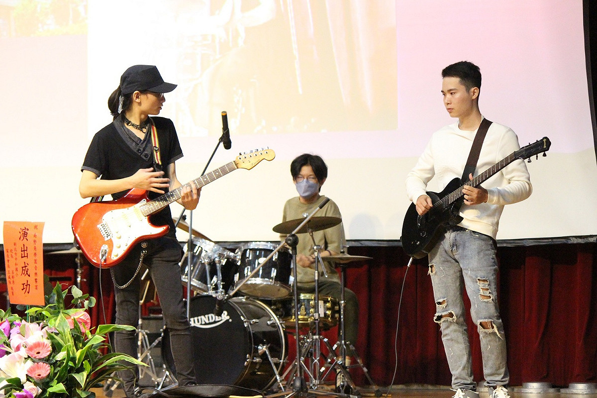 華夏科大學生樂團表演。 圖：竹林中學提供