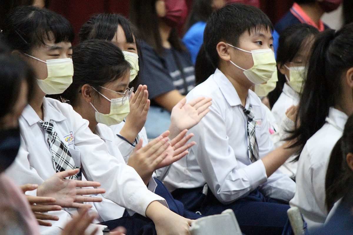 「南勢角學園音樂饗宴」，因新冠疫情影響而睽違兩年後，今天再度登場，現場各校師生共同揮別2022，互相祝福，祈願平安。 圖：竹林中學提供