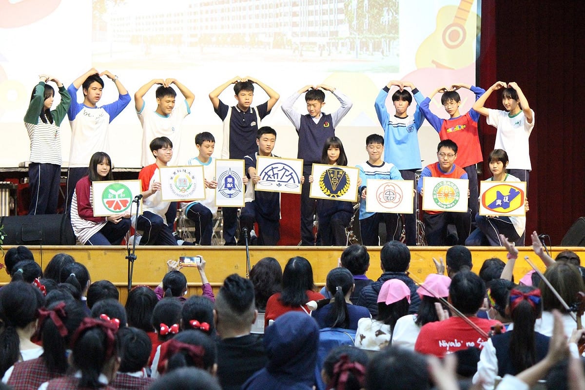 竹林中學的學生穿上各校校服，以國小版健康操活潑出場，展現出「健康幸福學園」的概念。 圖：竹林中學提供
