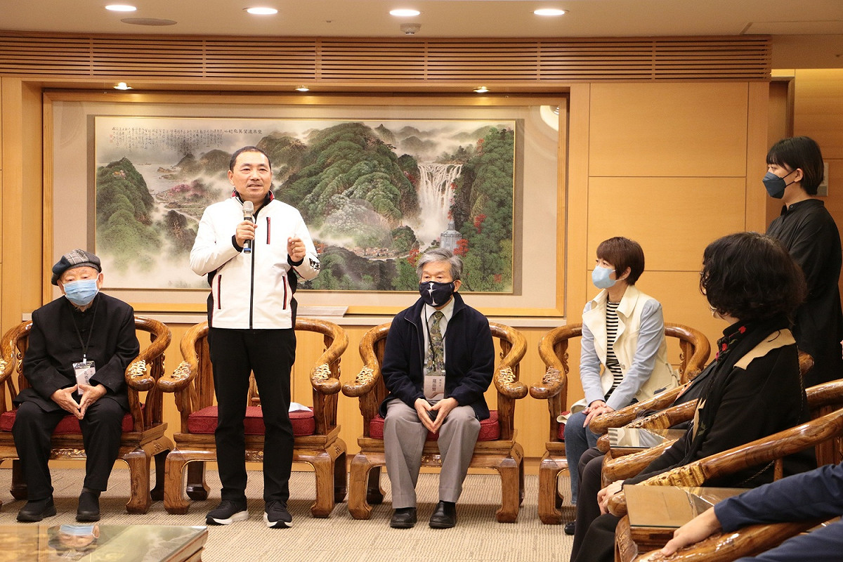 新北市政府今(7)日舉辦18樓公共空間主題展「致當下：回視藝景－東方寫意」交流會。 圖：新北市文化局提供
