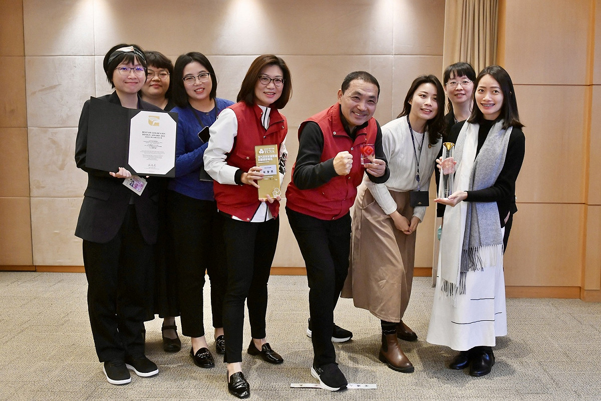 新北2021+VLR榮獲日本Good+Design標章、金點設計年度最佳設計獎、TCSA台灣企業永續獎白金獎、台灣設計BEST100，今獻獎給侯友宜（右四）。 圖：新北市秘書處提供