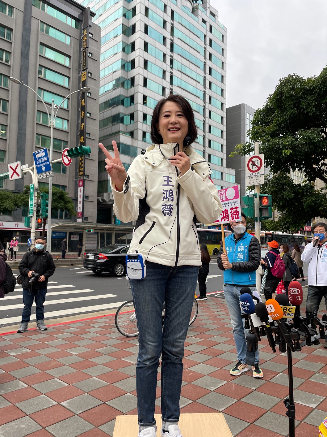 國民黨台北市第三選區立委補選參選人王鴻薇站路口拜票。 圖：王鴻薇辦公室/提供
