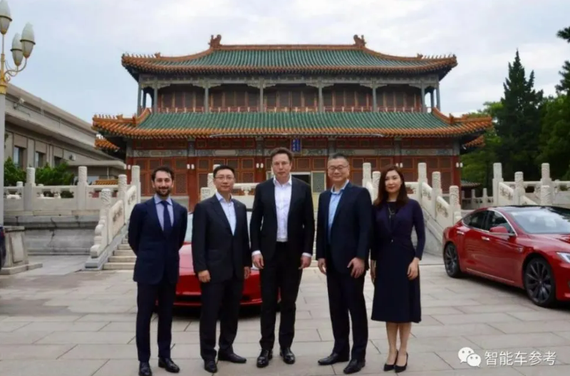 特斯拉執行長馬斯克（Elon Musk）(中)與特斯拉全球副總裁朱曉彤(左2)。 圖: 翻攝自智能車參考微信