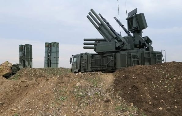 俄國境內三機場遭無人機襲擊，俄軍防空火砲網完全沒發揮作用，被譏是道具，玩假的。 圖 : 翻攝自幕談天下