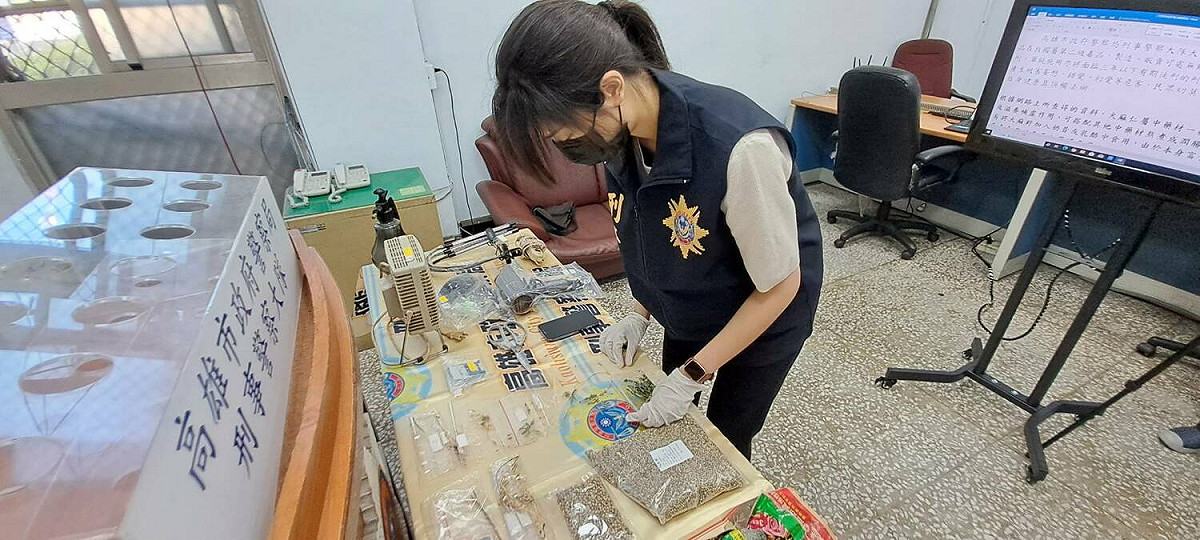 針對外傳大麻不具副作用一事，食藥署則說明，大麻為第二級管制藥品亦為第2級毒品，長期使用會造成記憶、學習及認知能力減退等，民眾使用不但傷身亦會觸法。（圖為警方破獲大麻種植相關示意圖) 圖：高雄市刑大提供