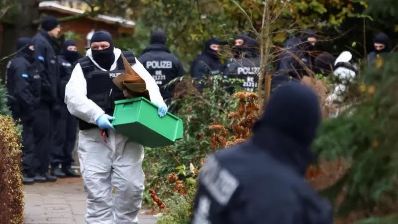 德國警方針對極右翼暴力組織進行大規模搜捕，逮捕了25名嫌犯。 圖:翻攝自推特Yugopnik @yugopnik