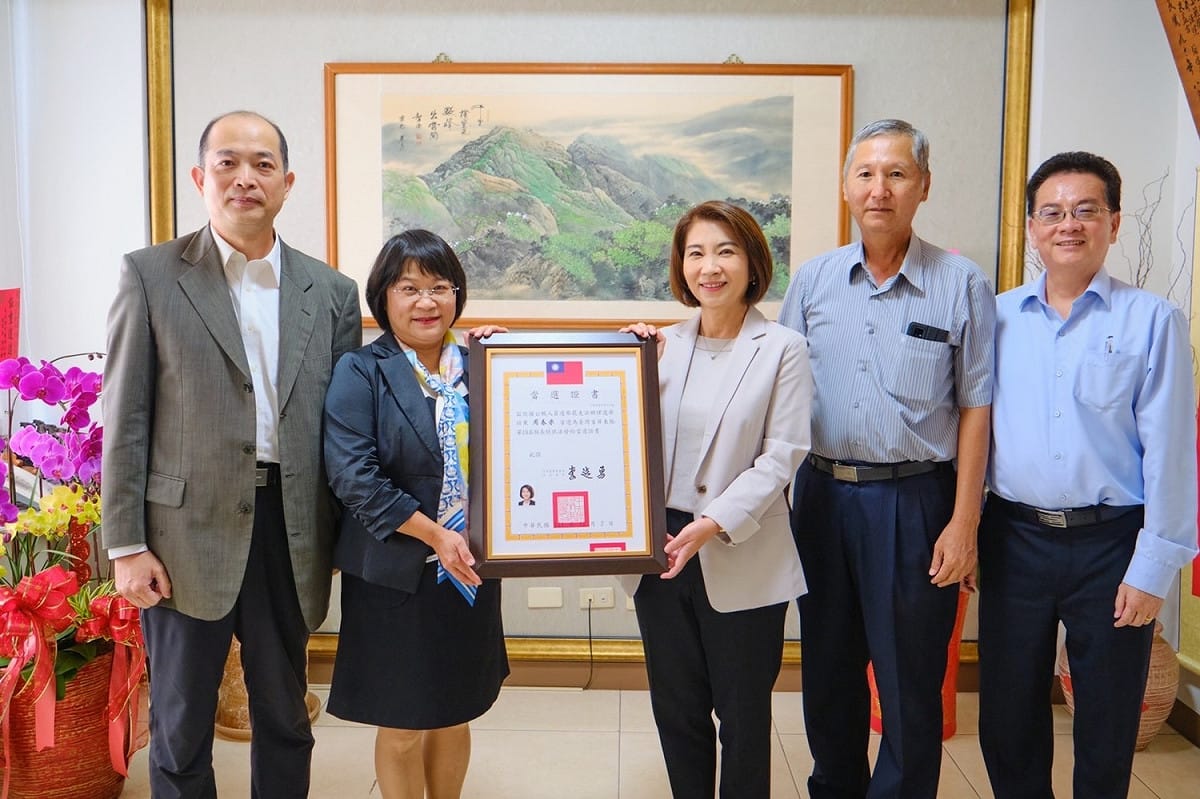 周春米(右三)正式接下屏東縣長當選證書。 圖：周春米辦公室提供